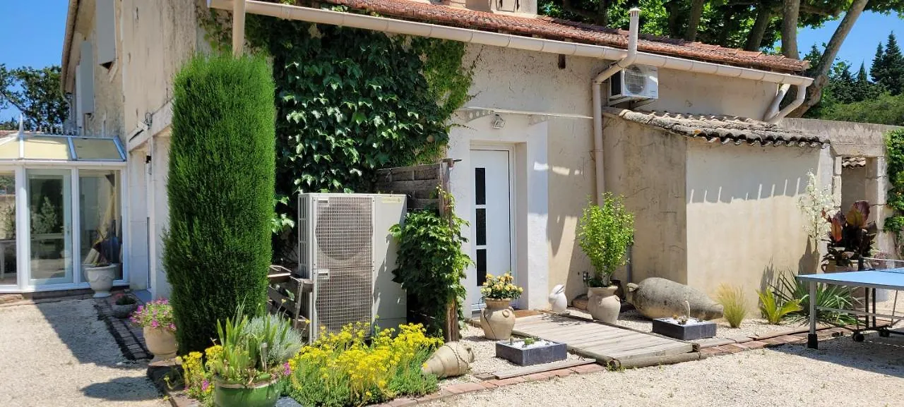 Gîte Les FERRAGES Noves Hébergement de vacances
